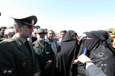 بازدید وزیر دفاع از مناطق سیل زده سیستان و بلوچستان