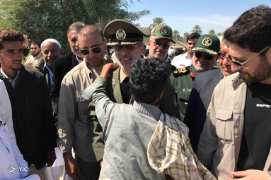 بازدید وزیر دفاع از مناطق سیل زده سیستان و بلوچستان