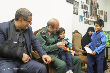 تجلیل مشاور فرمانده کل قوا از خانواده شهدای استان گلستان
