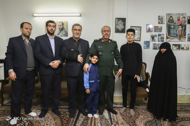 تجلیل مشاور فرمانده کل قوا از خانواده شهدای استان گلستان
