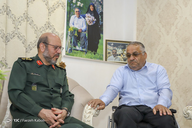 تجلیل مشاور فرمانده کل قوا از خانواده شهدای استان گلستان