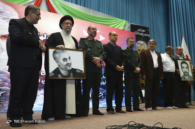تجلیل مشاور فرمانده کل قوا از خانواده شهدای استان گلستان