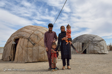 ساره مادری ۲۳ساله با دو فرزند و همسر خود در روستای چاه زردان زندگی می‌کند. از جمله هنر‌های سنتی بانوان این نواحی سوزن دوزی بلوچی است
