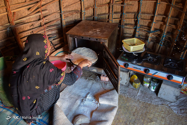 ساره مادری ۲۳ساله با دو فرزند و همسر خود در روستای چاه زردان زندگی می‌کند. از جمله هنر‌های سنتی بانوان این نواحی سوزن دوزی بلوچی است
