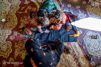 ساره مادری ۲۳ساله با دو فرزند و همسر خود در روستای چاه زردان زندگی می‌کند. از جمله هنر‌های سنتی بانوان این نواحی سوزن دوزی بلوچی است