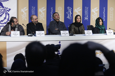 نشست عوامل فیلم «دوزیست» به کارگردانی برزو نیک نژاد، با حضور بازیگران فیلم هادی هجازی فر، ستاره پسیانی، پژمان جمشیدی، الهام اخوان