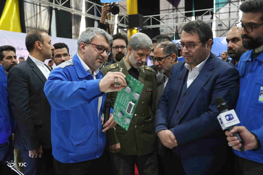 بازدید امیر حاتمی وزیر دفاع و پشتیبانی نیروهای مسلح و رضا رحمانی وزیر صمت از ایران خودرو
