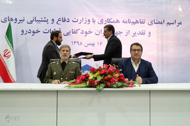 بازدید امیر حاتمی وزیر دفاع و پشتیبانی نیروهای مسلح و رضا رحمانی وزیر صمت از ایران خودرو