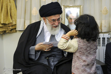 تصاویر دیده نشده از دیدار رهبر معظم انقلاب با خانواده‌ شهدا