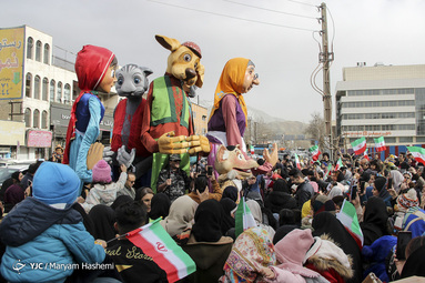 مراسم شادپیمایی خیابانی عروسک‌های غول پیکر در کرج