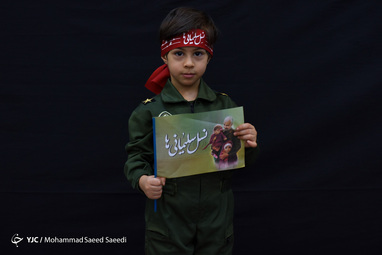 خونت می‌جوشد حاج قاسم، خونت زنده می‌کند و می‌رویاند، نفست دم مسیحایی بود و حالا در عصر فراموشی و خواب زدگی همه ما را زنده کردی...