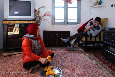 معصومه منقوش در روستای سرکلاته کردکوی زندگی میکند. او که دو فرزند دارد، فرزند بزرگش جعفر ۲۰ سال دارد که بخاطر معلولیتش مادر به تنهایی از او پرستاری میکند.