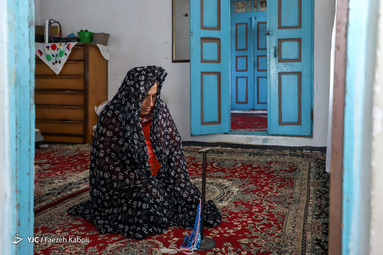معصومه منقوش در روستای سرکلاته کردکوی زندگی میکند. او که دو فرزند دارد، فرزند بزرگش جعفر ۲۰ سال دارد که بخاطر معلولیتش مادر به تنهایی از او پرستاری میکند.