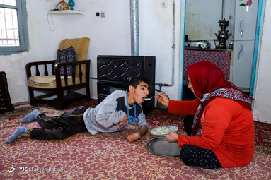 معصومه منقوش در روستای سرکلاته کردکوی زندگی میکند. او که دو فرزند دارد، فرزند بزرگش جعفر ۲۰ سال دارد که بخاطر معلولیتش مادر به تنهایی از او پرستاری میکند.