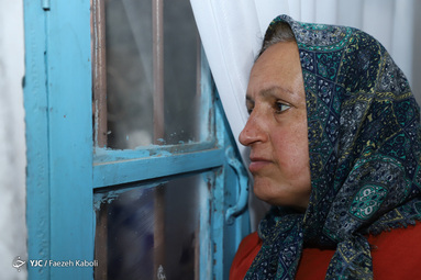معصومه منقوش در روستای سرکلاته کردکوی زندگی میکند. او که دو فرزند دارد، فرزند بزرگش جعفر ۲۰ سال دارد که بخاطر معلولیتش مادر به تنهایی از او پرستاری میکند.