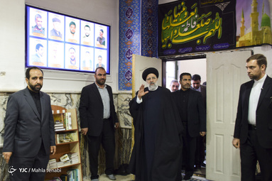 دیدار حجت الاسلام رئیسی با خانواده جانبختگان تشییع شهید سلیمانی در کرمان