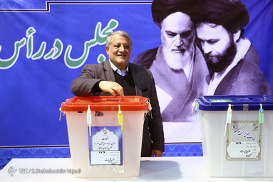 محسن هاشمی، رئیس شورای شهر تهران در انتخابات مجلس شورای اسلامی و مجلس خبرگان در حسینیه جماران تهران