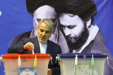 محمد باقر نوبخت در انتخابات مجلس شورای اسلامی و مجلس خبرگان در حسینیه جماران