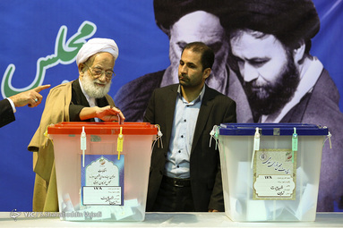 آیت الله امامی کاشانی، امام جمعه موقت تهران در انتخابات مجلس شورای اسلامی و مجلس خبرگان در حسینیه جماران