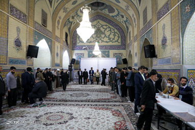 حال و هوای دقایق پایانی انتخابات یازدهمین دوره مجلس شورای اسلامی در مشهد مقدس، حرم رضوی