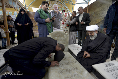 مزار مجاهد شهید ابومهدی المهندس در قبرستان وادی السلام شهر نجف در کشور عراق