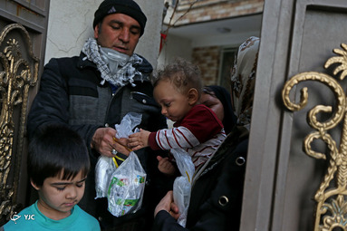 توزیع بسته های مقابله با کرونا در محله هرندی در جنوب تهران