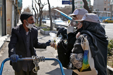 توزیع بسته های مقابله با کرونا در محله هرندی در جنوب تهران