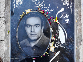 ممنوع شدن حضور افراد در آرامستان‌ها به دلیل ویروس کرونا، تنها یکی از جنبه‌های نوروز متفاوت امسال است.
