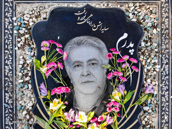 ممنوع شدن حضور افراد در آرامستان‌ها به دلیل ویروس کرونا، تنها یکی از جنبه‌های نوروز متفاوت امسال است.