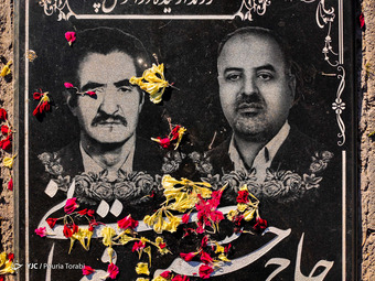 ممنوع شدن حضور افراد در آرامستان‌ها به دلیل ویروس کرونا، تنها یکی از جنبه‌های نوروز متفاوت امسال است.