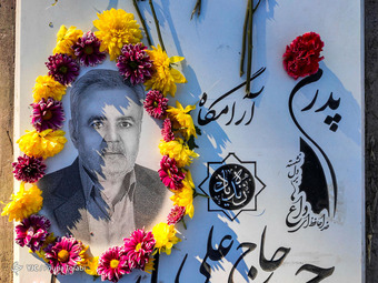 ممنوع شدن حضور افراد در آرامستان‌ها به دلیل ویروس کرونا، تنها یکی از جنبه‌های نوروز متفاوت امسال است.