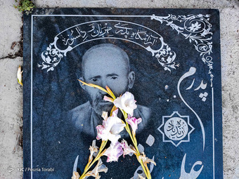 ممنوع شدن حضور افراد در آرامستان‌ها به دلیل ویروس کرونا، تنها یکی از جنبه‌های نوروز متفاوت امسال است.