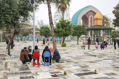 تعدادی از شهروندان گرگانی لحظات تحویل سال نو خود را در جوار امام زاده عبدالله گرگان گذراندند