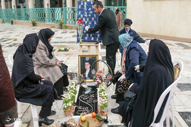 تعدادی از شهروندان گرگانی لحظات تحویل سال نو خود را در جوار امام زاده عبدالله گرگان گذراندند