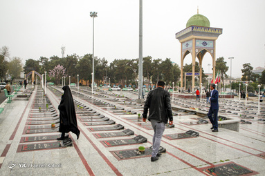 تعدادی از شهروندان گرگانی لحظات تحویل سال نو خود را در جوار امام زاده عبدالله گرگان گذراندند