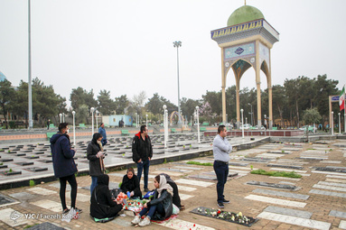 تعدادی از شهروندان گرگانی لحظات تحویل سال نو خود را در جوار امام زاده عبدالله گرگان گذراندند