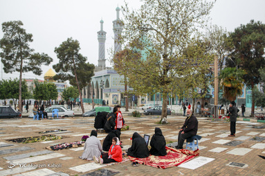 تعدادی از شهروندان گرگانی لحظات تحویل سال نو خود را در جوار امام زاده عبدالله گرگان گذراندند