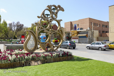 اصفهان اگرچه شهری کویری است اما در بهار زیبایی شگفت انگیزی دارد و همراهی طبیعت با معماری آن زیبایی خاصی به این شهر بخشیده است