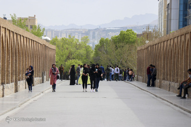 اصفهان اگرچه شهری کویری است اما در بهار زیبایی شگفت انگیزی دارد و همراهی طبیعت با معماری آن زیبایی خاصی به این شهر بخشیده است