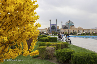 اصفهان اگرچه شهری کویری است اما در بهار زیبایی شگفت انگیزی دارد و همراهی طبیعت با معماری آن زیبایی خاصی به این شهر بخشیده است