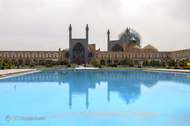 اصفهان اگرچه شهری کویری است اما در بهار زیبایی شگفت انگیزی دارد و همراهی طبیعت با معماری آن زیبایی خاصی به این شهر بخشیده است