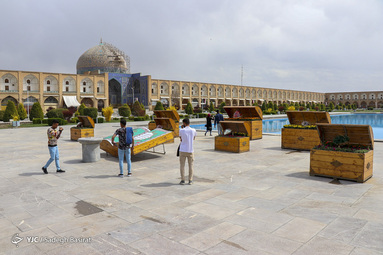اصفهان اگرچه شهری کویری است اما در بهار زیبایی شگفت انگیزی دارد و همراهی طبیعت با معماری آن زیبایی خاصی به این شهر بخشیده است