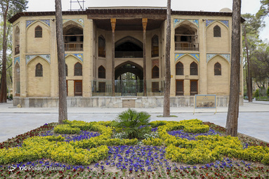 اصفهان اگرچه شهری کویری است اما در بهار زیبایی شگفت انگیزی دارد و همراهی طبیعت با معماری آن زیبایی خاصی به این شهر بخشیده است