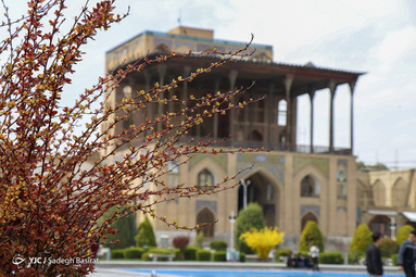 اصفهان اگرچه شهری کویری است اما در بهار زیبایی شگفت انگیزی دارد و همراهی طبیعت با معماری آن زیبایی خاصی به این شهر بخشیده است