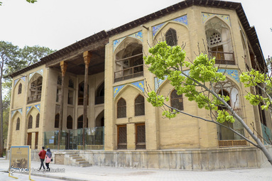 اصفهان اگرچه شهری کویری است اما در بهار زیبایی شگفت انگیزی دارد و همراهی طبیعت با معماری آن زیبایی خاصی به این شهر بخشیده است