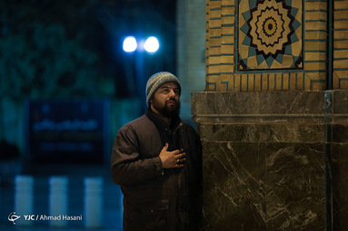  عاشقان و زائران این حرم نورانی، از پشت درب‌های بسته و در خیابان های منتهی به حرم مظهر اقدام به زیارت و قرائت ادعیه می‌نمایند.