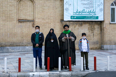  عاشقان و زائران این حرم نورانی، از پشت درب‌های بسته و در خیابان های منتهی به حرم مظهر اقدام به زیارت و قرائت ادعیه می‌نمایند.