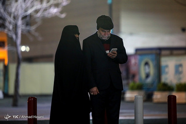 عاشقان و زائران این حرم نورانی، از پشت درب‌های بسته و در خیابان های منتهی به حرم مظهر اقدام به زیارت و قرائت ادعیه می‌نمایند.