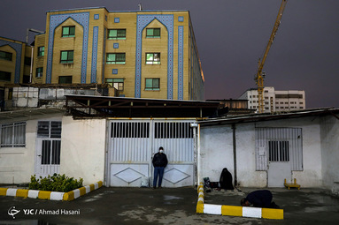  عاشقان و زائران این حرم نورانی، از پشت درب‌های بسته و در خیابان های منتهی به حرم مظهر اقدام به زیارت و قرائت ادعیه می‌نمایند.