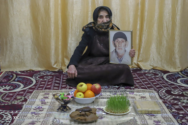 نوروز ۹۹ فرا رسید و کرونا همچنان مهمان نا خوانده مردم است و اکثر مردم با ماسک سر سفره عید خود حاضر شدند ویروسی که دید و بازدیدها  را از نوروز گرفت. برخی هم جاهای خالی سفره‌های خود را با قاب عکس عزیزان از دست رفته پر کرده‌اند تا نوروزی متفاوت را تجربه کرده باشند.